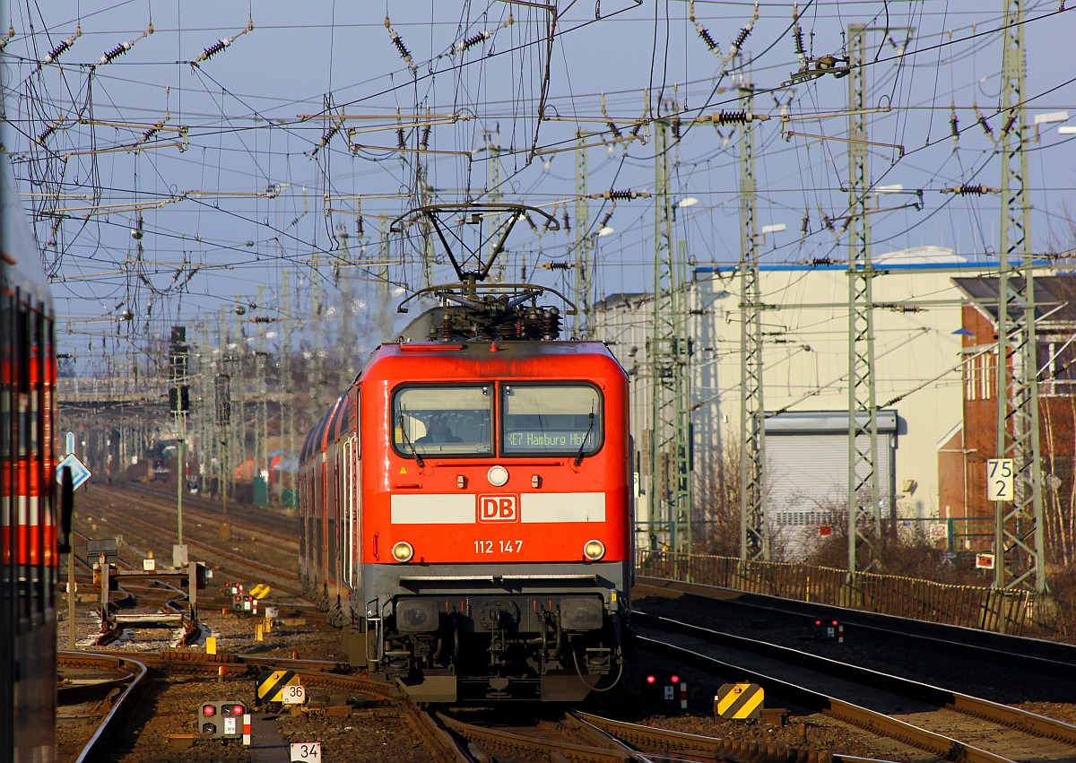 DB 6112 147(REV/LD X/30.09.15)hat hier mit dem RE7 aus Flensburg kommend Einfahrt in Neumünster und wird weiter Richtung Hamburg Hbf fahren. 17.02.2016
