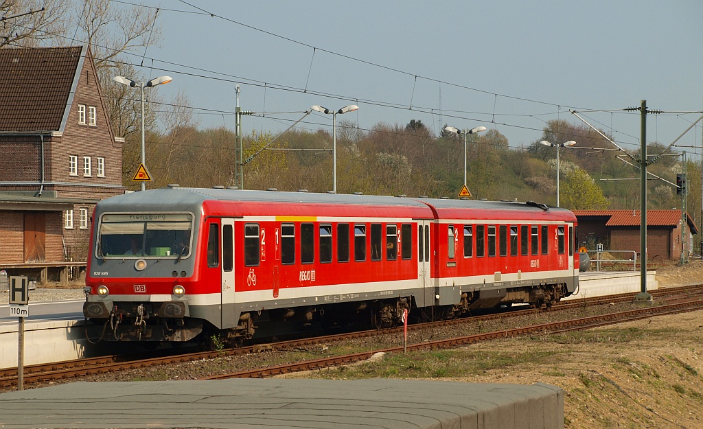 DB 628/928 685 kam aus Kiel und hat hier Einfahrt in den Flensburger Bahnhof. 20.04.11