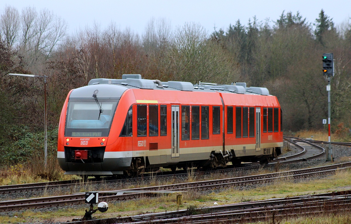 DB 648 102/602 als RE 74 verlässt hier Husum gen Kiel. 18.12.2021