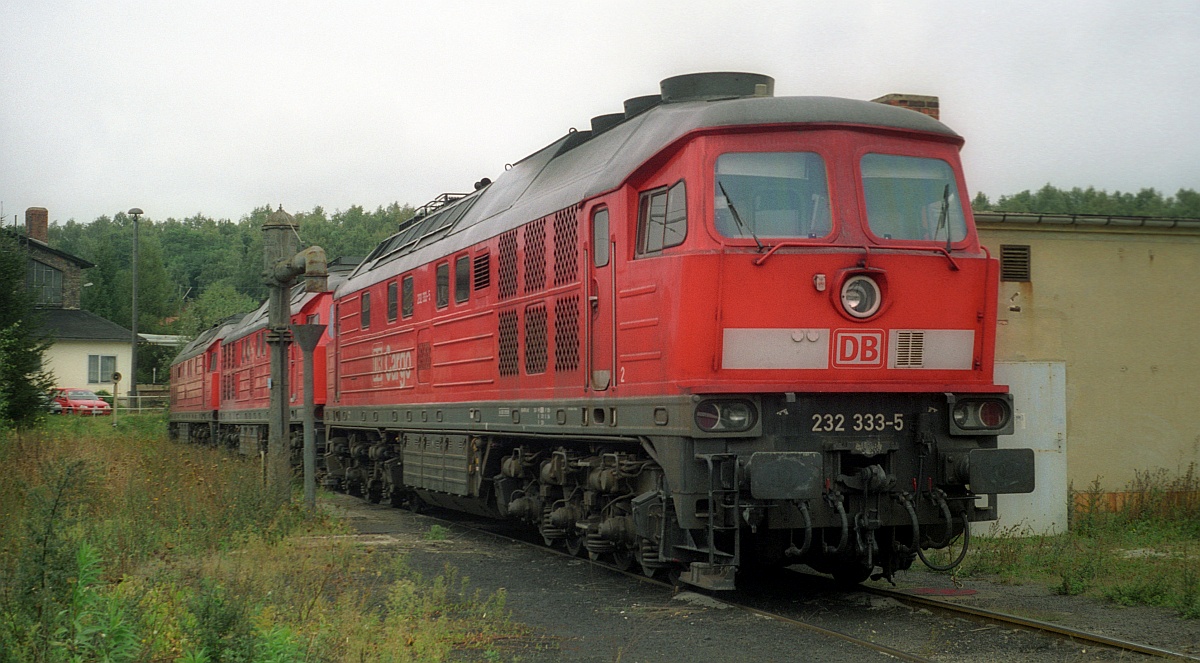 DB Cargo 232 333-5 dahinter die 241 008 und eine weitere 232 im Bw Blankenburg. 14.09.2002