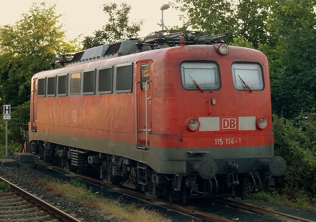 DB E 10 114/115 114-1 morgens um 6.38h fotografiert im Bahnhof Neumünster. 01.07.2011