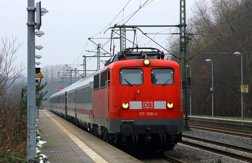 DB E 10 198/ 115 198-4 mit dem IC 2197 von Flensburg nach Köln hier bei der Abfahrt in Schleswig festgehalten. 24.01.2016