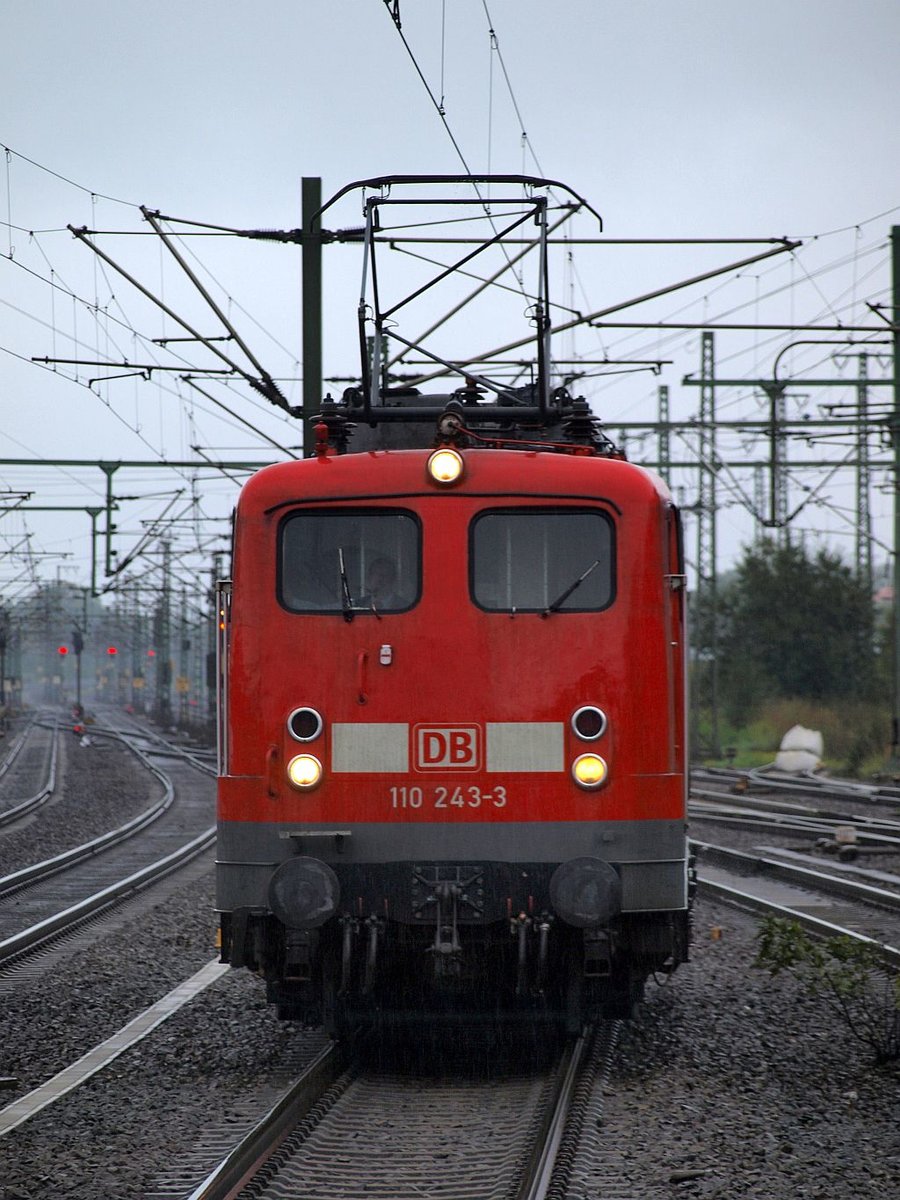 DB E 10 243/110 243-3 auf Rangierfahrt im Bhf HH-Harburg 26.09.2010