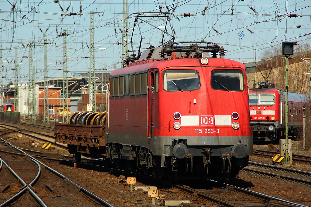 DB E 10 293/115 293-3 verlässt hier mit dem extrem langen und schweren Pbz 2455(NMS Gbf - HH-Eidelstedt)Neumünster Richtung Hamburg. 05.04.12 