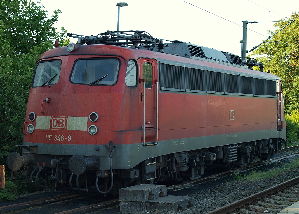 DB E 10 346/115 346-9 als Pbz-Lok abgestellt im Bhf Neumünster. 03.06.11