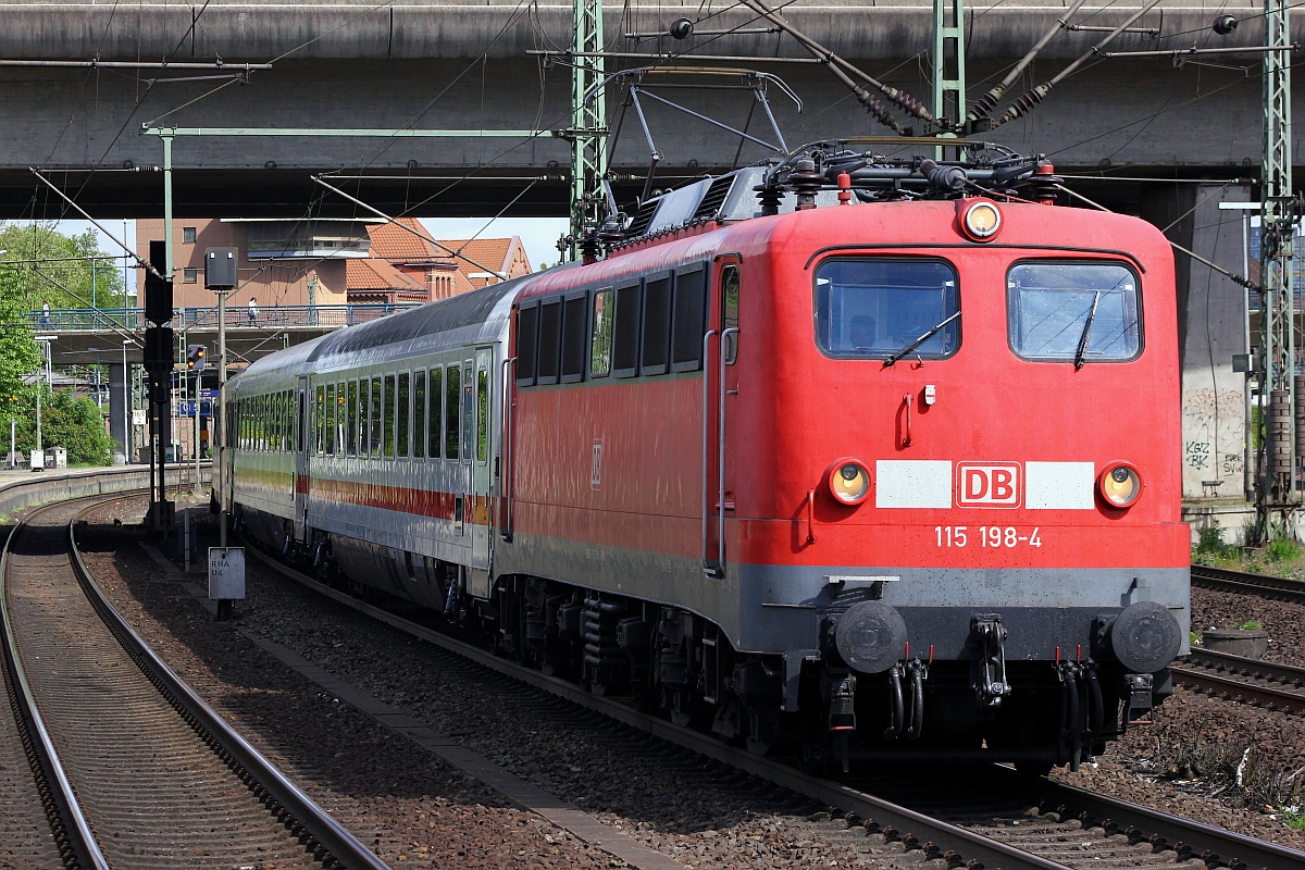 DB E10 198/ 115 198-4 mit dem Pbz nach Dortmund verlässt hier Hamburg Harburg. 30.05.2015