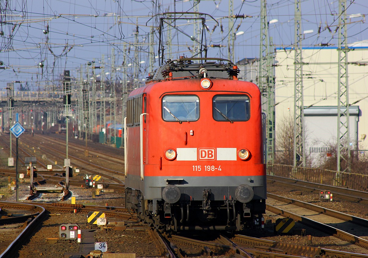 DB E10 198/ 115 198-4 auf dem Weg in den Gbf Neumünster um dort die Wagen für den PbZ nach Hamburg-Langenfelde zu übernehmen. Neumünster 17.02.2016
