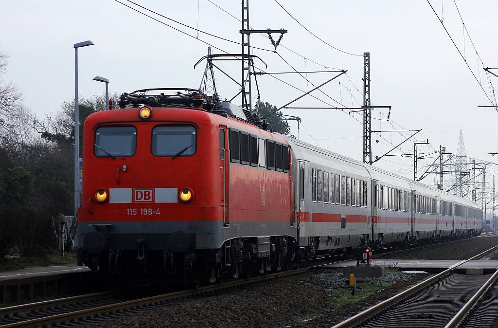 DB E10 198/6115 198-4 mit LPF 77644 bei der Durchfahrt in Jübek. 24.01.2016