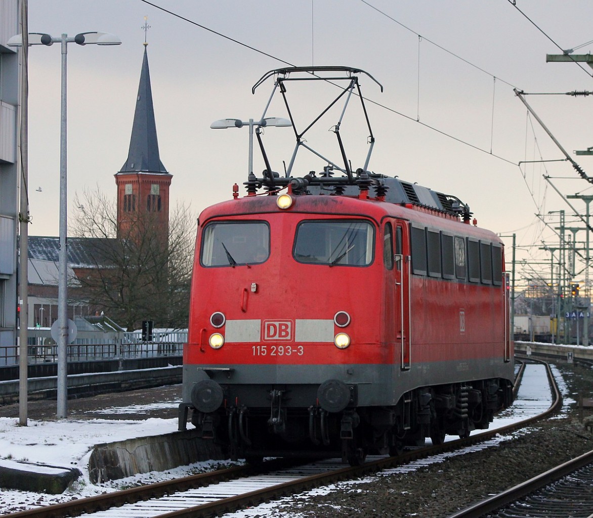 DB E10 293/ 115 293-3(REV/LD X/23.01.14) rollt hier durch den Bahnhof Neumünster und wird gleich ihren PbZ 2455 nach Hamburg übernehmen. Neumünster 20.01.2016