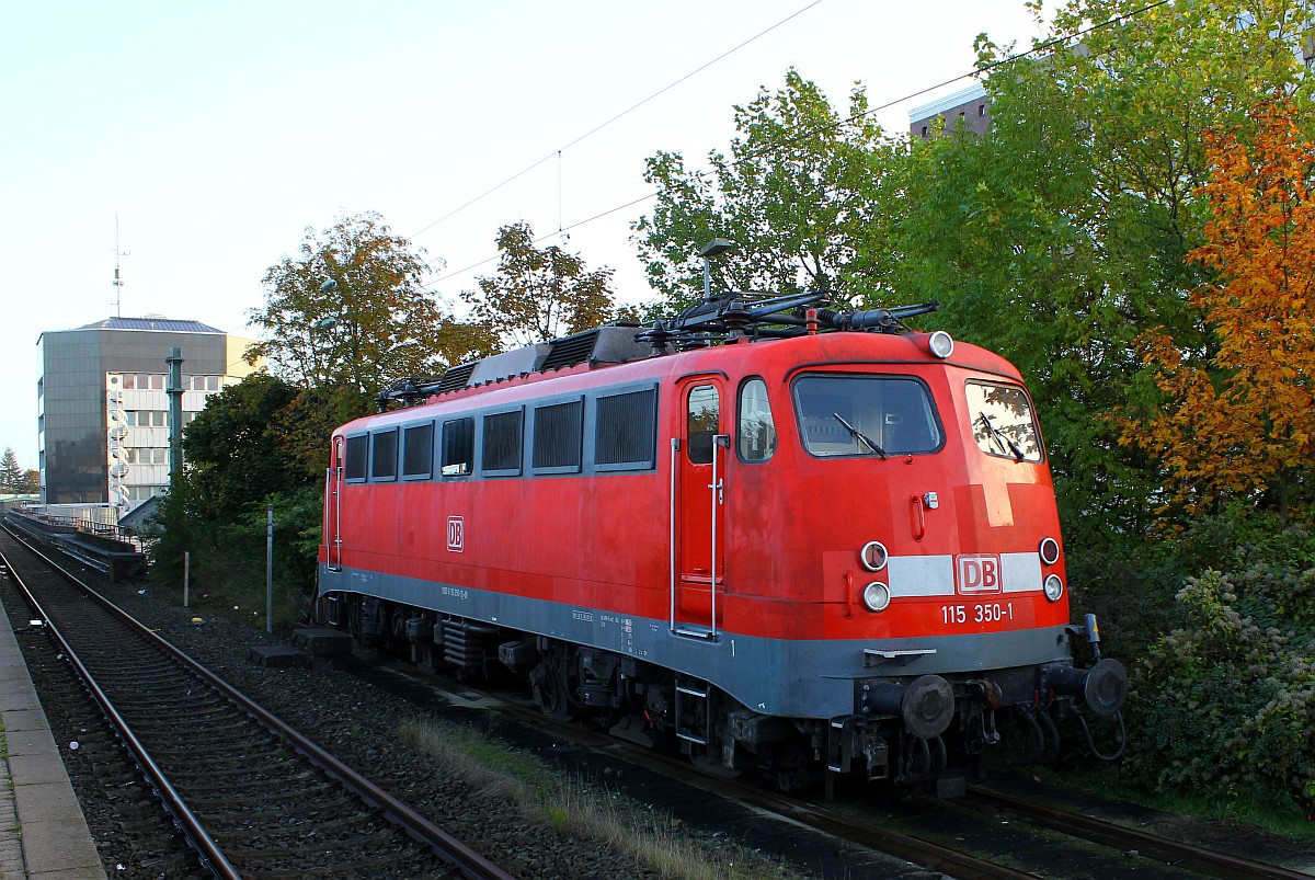 DB E10 350/ 115 350-1(REV/LD X/30.05.13) abgestellt im Bhf Neumünster. 23.10.2015