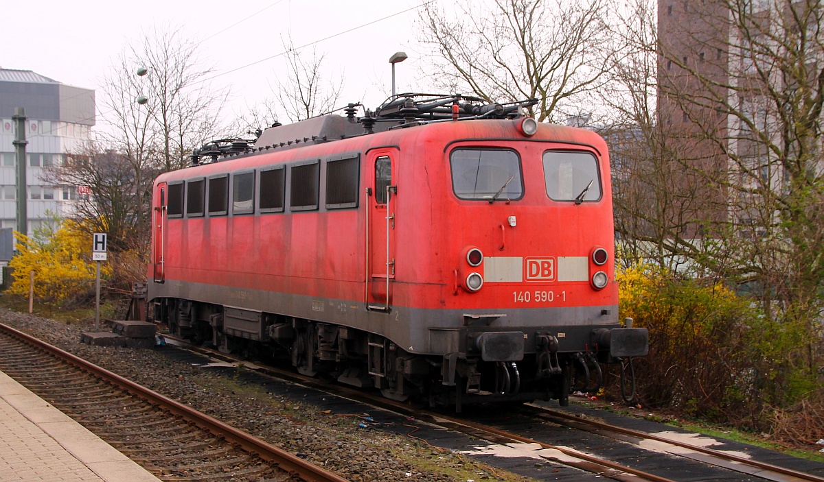 DB E40 590/ 140 590-1(Unt(LDX/18.01.08, Verl/BSE 9/06.12.14)abgestellt im Pbf Neumünster für den Einsatz als PbZ Lok. Neumünster 31.03.2014