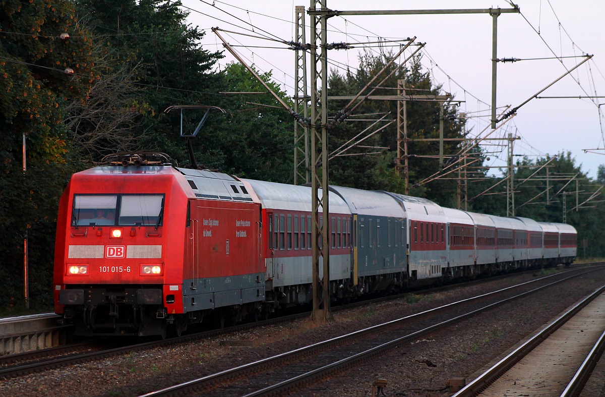 DB Fernverkehr 101 015-6 fährt hier sehr langsam mit dem Leer CNL 13399 nach Flensburg durch Schleswig. 28.07.2014
