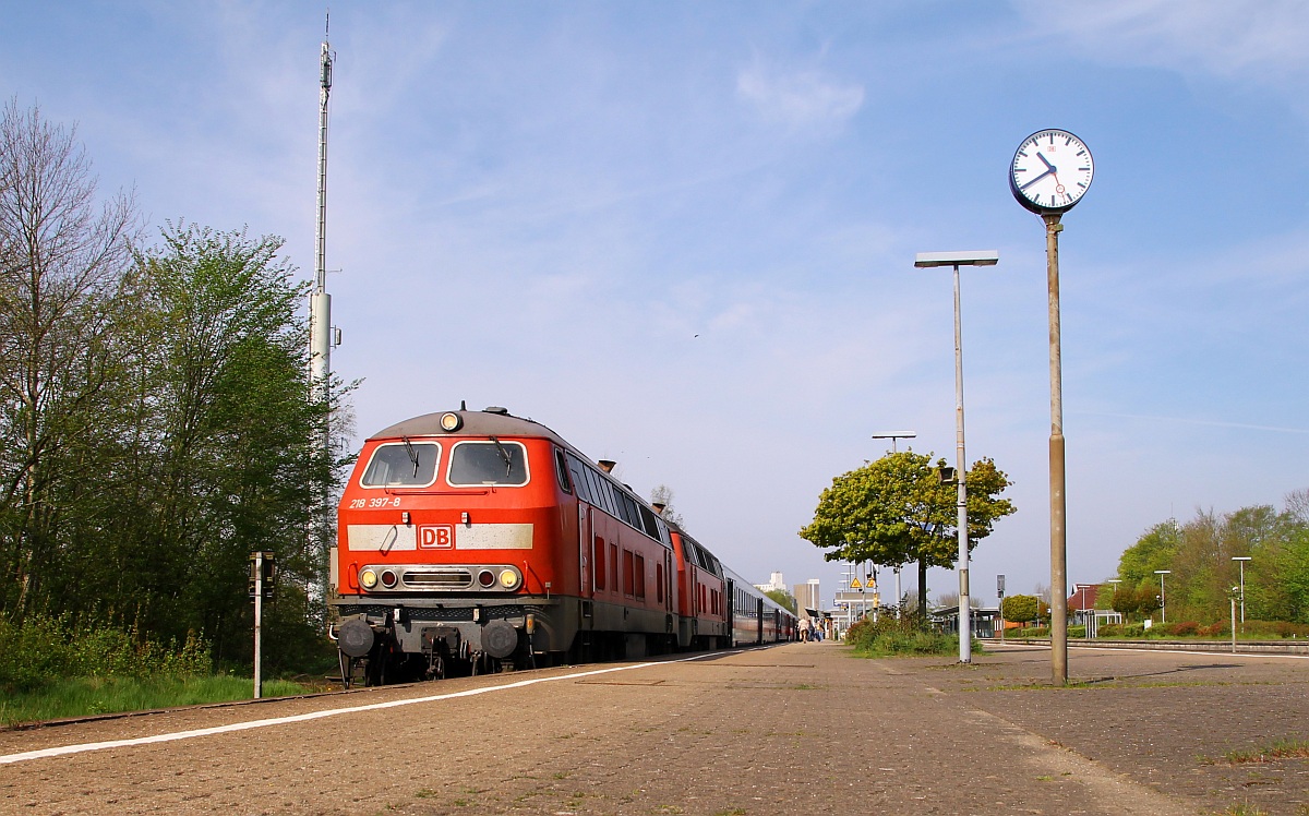DB Fernverkehr 218 397-8 und 218 381-2 mit dem IC 2311 nach Stuttgart verlassen hier gerade den Bhf Husum Richtung Hamburg(Bild 2). 27.04.2014