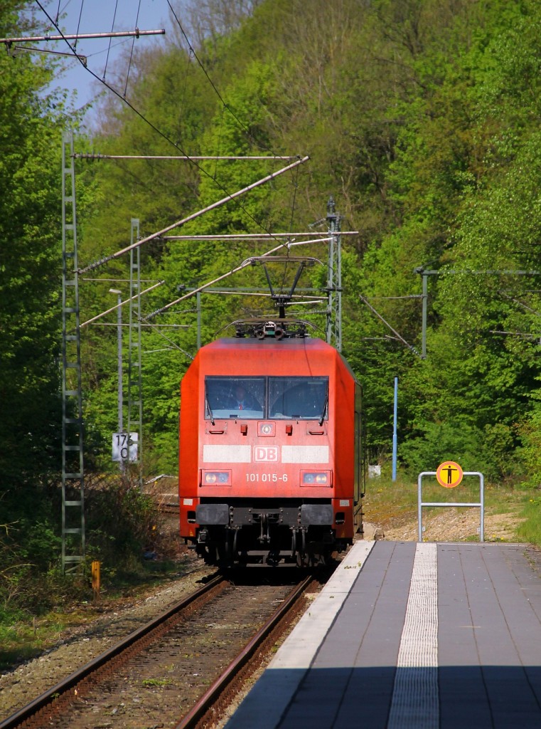 DB Fernverkehr 6101 015-6 auf Rangierfahrt im Bhf Flensburg, in wenigen Minuten wird an den Minuten vorher gebrachten LPF 78082 angekuppelt und 6 Wagen für den IC 1981 nach München abgezogen und bereit gestellt. Diesmal bestand der IC aus folgenden Wagen: 61 80 19-95 254-7(Avmz 109.2), 61 80 84-90 901-8(Bvmkz 856.0), 61 80 20-91 344-7(Bpmz 294.3), 51 80 84-95 057-6(Bimdz 268.4), 51 80 84-95 051-9(Bimdz 268.4) und 61 80 29-95 104-2(Bwmz 111.2). Flensburg 30.04.2014