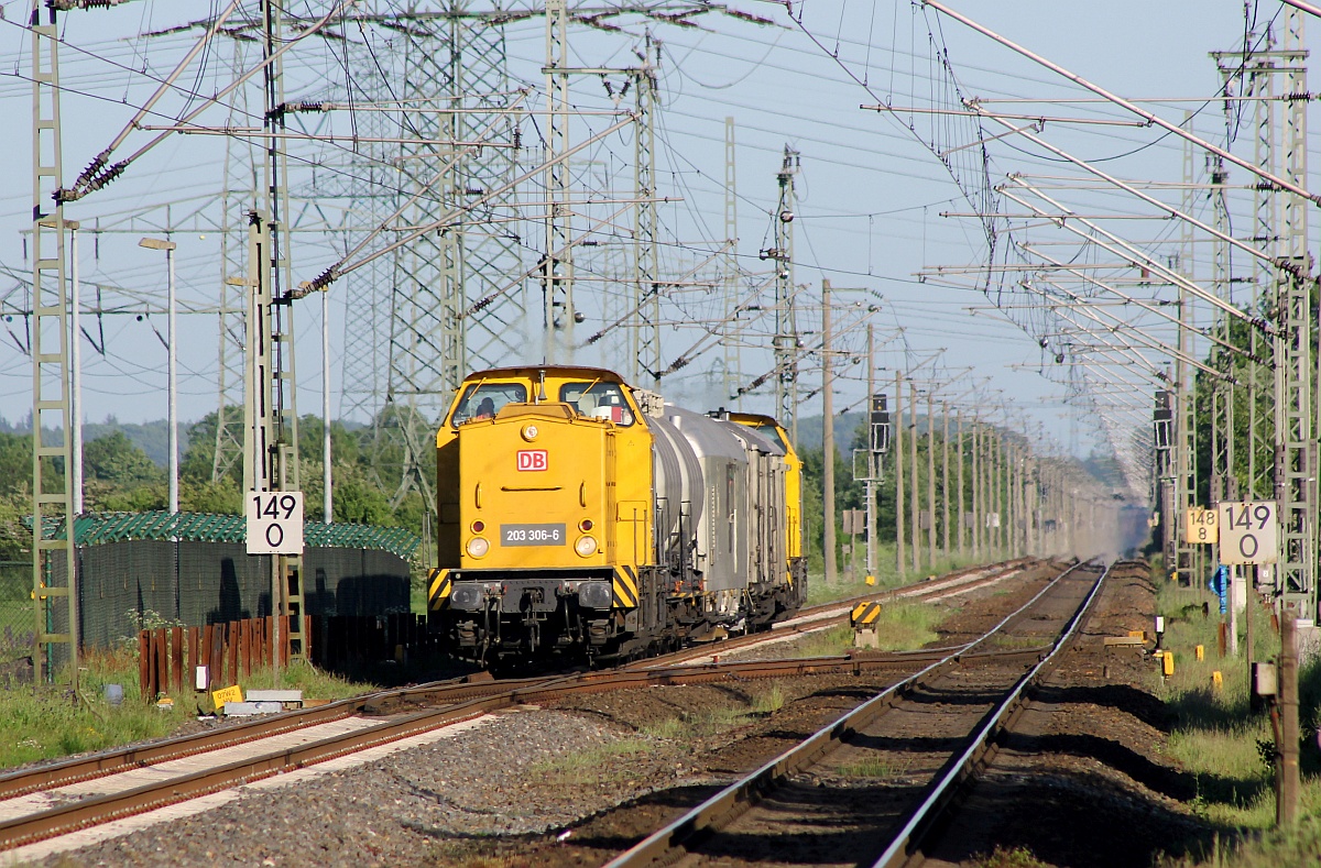 DB Netz 203 306-6 und 305-8 mit Spritzzug in Jübek 01.06.2017