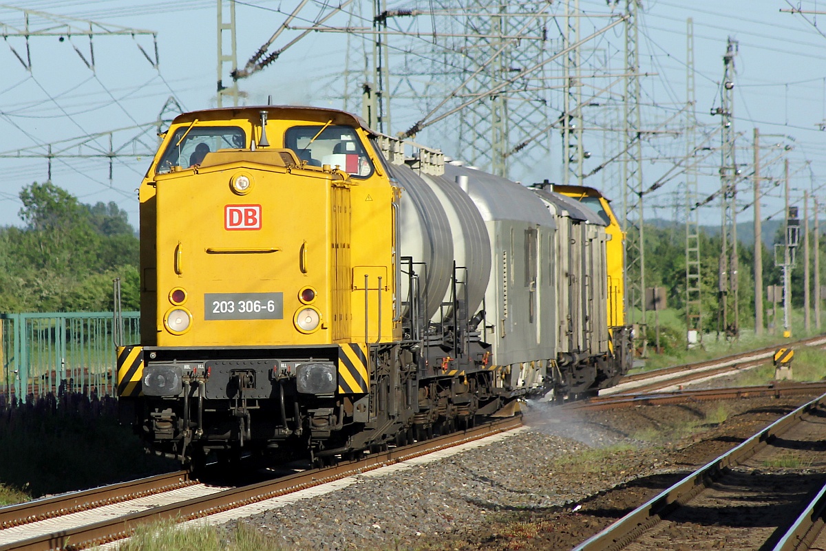 DB Netz 203 306-6 und 305-8 mit Spritzzug in Jübek 01.06.2017 II
