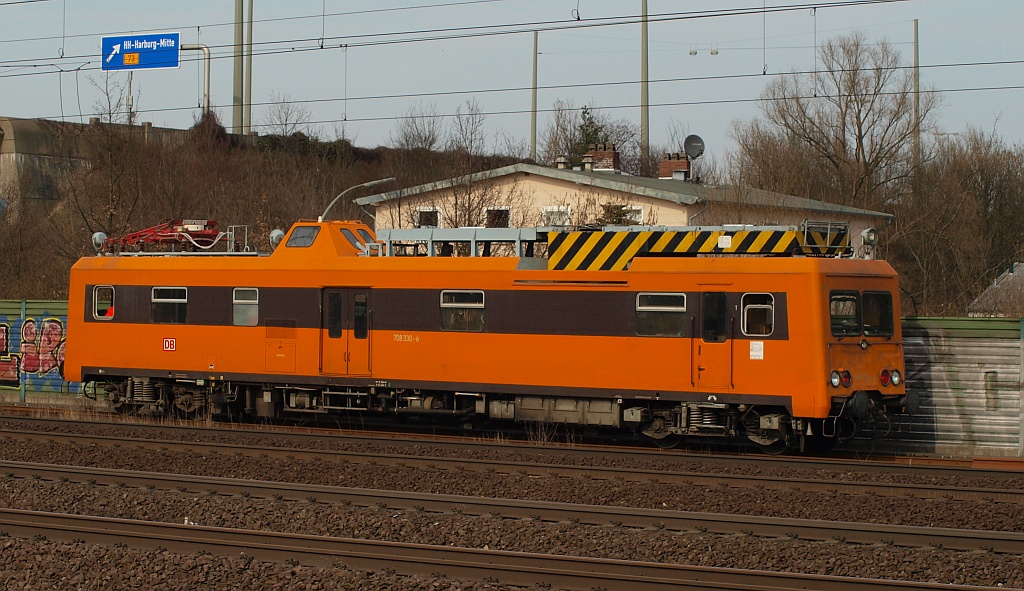 DB Netze ORT 708 330-6 rollt hier durch Harburg. 30.03.2011