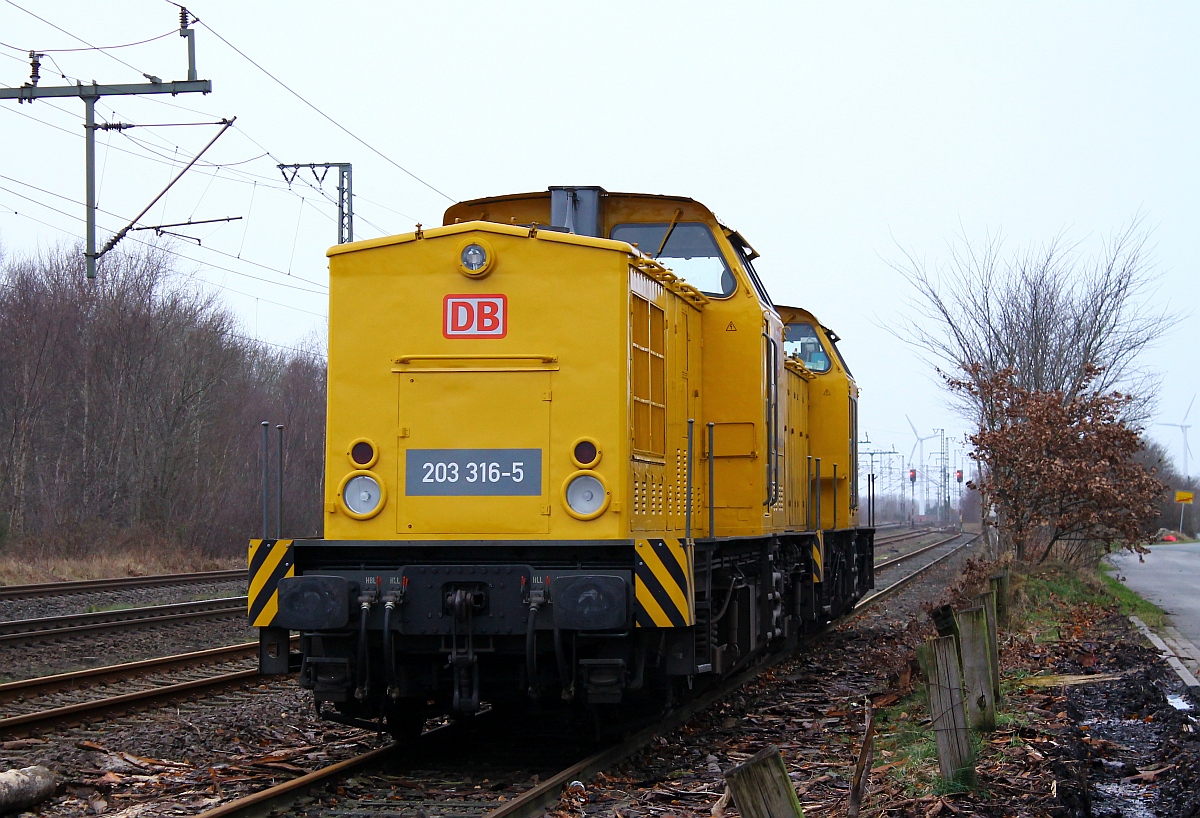 DB Netzinstandhaltung 1 203 316-5(REV/LS X/19.10.11, VEB Lokomotivbau Hans Beimler Hennigsdorf, Nr.14375, Bj.1974, in Stendal modernisiert 2003 ex 202 672-2)steht zusammen mit der 1 203 308-2 abgestellt in Jübek. 09.01.15