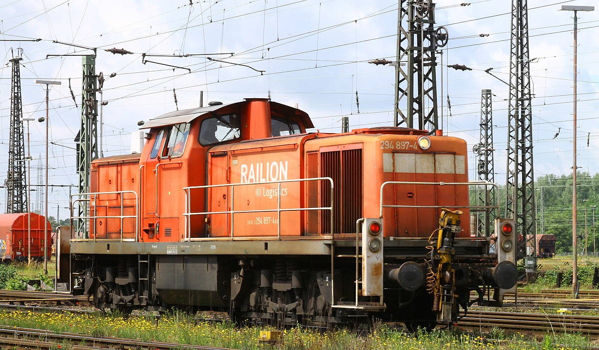 DB RAILION 294 897 auf Rangierfahrt vor dem Stellwerk Mathilde 08.96.2022