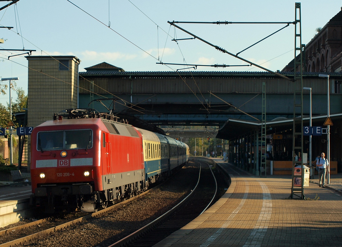 DB Regio 120 208-4 beim Halt mit dem IC 2410  Hanseat  hier aufgenommen im Bhf HH-Harburg. 30.09.2011