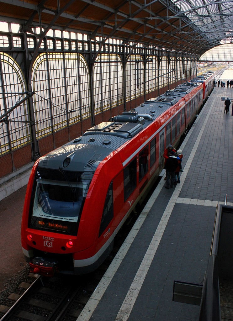 DB Regio AG Region Nordost Neubrandenburg Lint 42 0623 017/517 und 022/522 als RE4 nach Bad Kleinen aufgenommen im Lbecker Hauptbahnhof. 12.12.2015