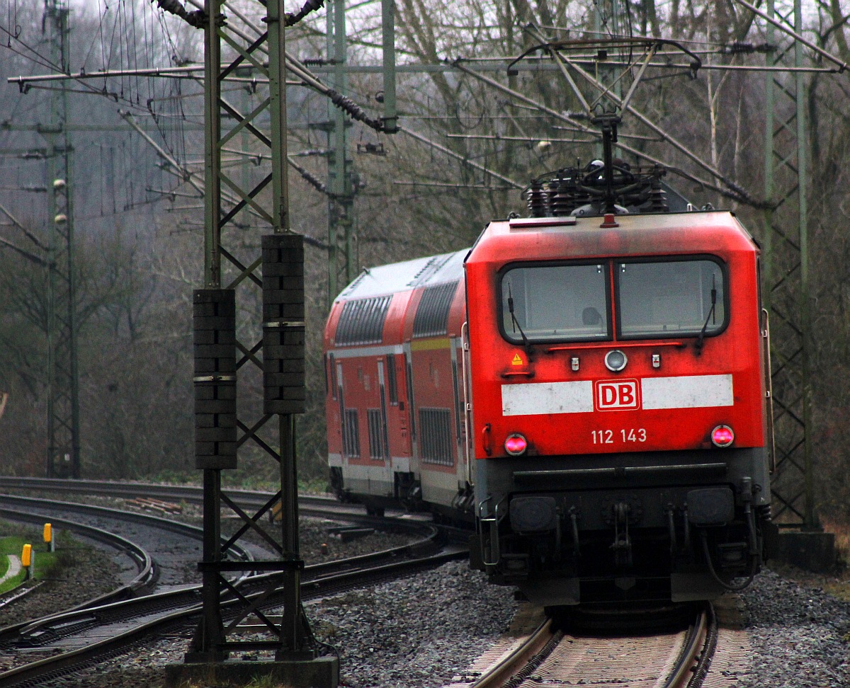 DB Regio Kiel 112 143-3 schiebt hier den RE7 Richtung Flensburg aus Schleswig raus. 17.12.2015