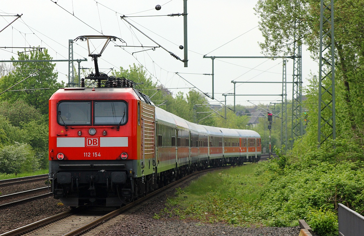 DB Regio Kiel 112 154 mit dem RE7 nach Hamburg verlässt hier Schleswig. 22.05.2015