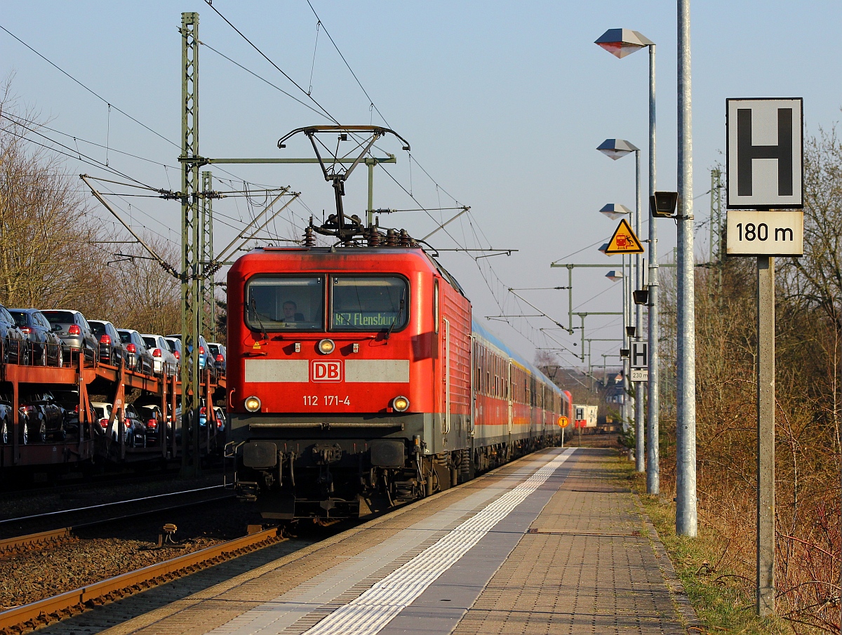 DB Regio Kiel 112 171-4 hat hier via Gleis 3 mit dem RE7 aus Hamburg Einfahrt in Schleswig, am Ende schob noch die 6 143 163-4(Steuerwagenausfall)mit. Schleswig 19.03.2015