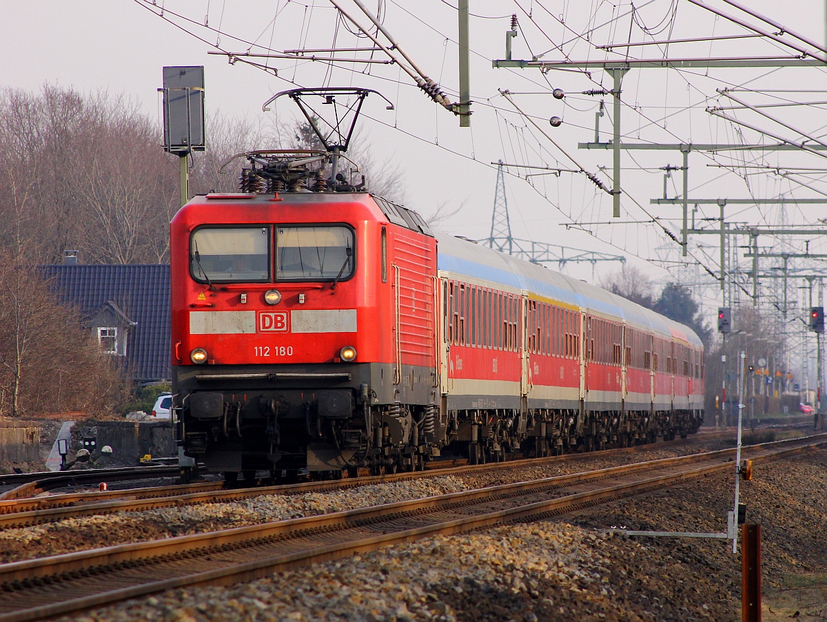 DB Regio Kiel 112 180 mit dem RE7/SH-Express nach Flensburg rauscht hier mit hohem Tempo durch Jübek. 18.03.2015