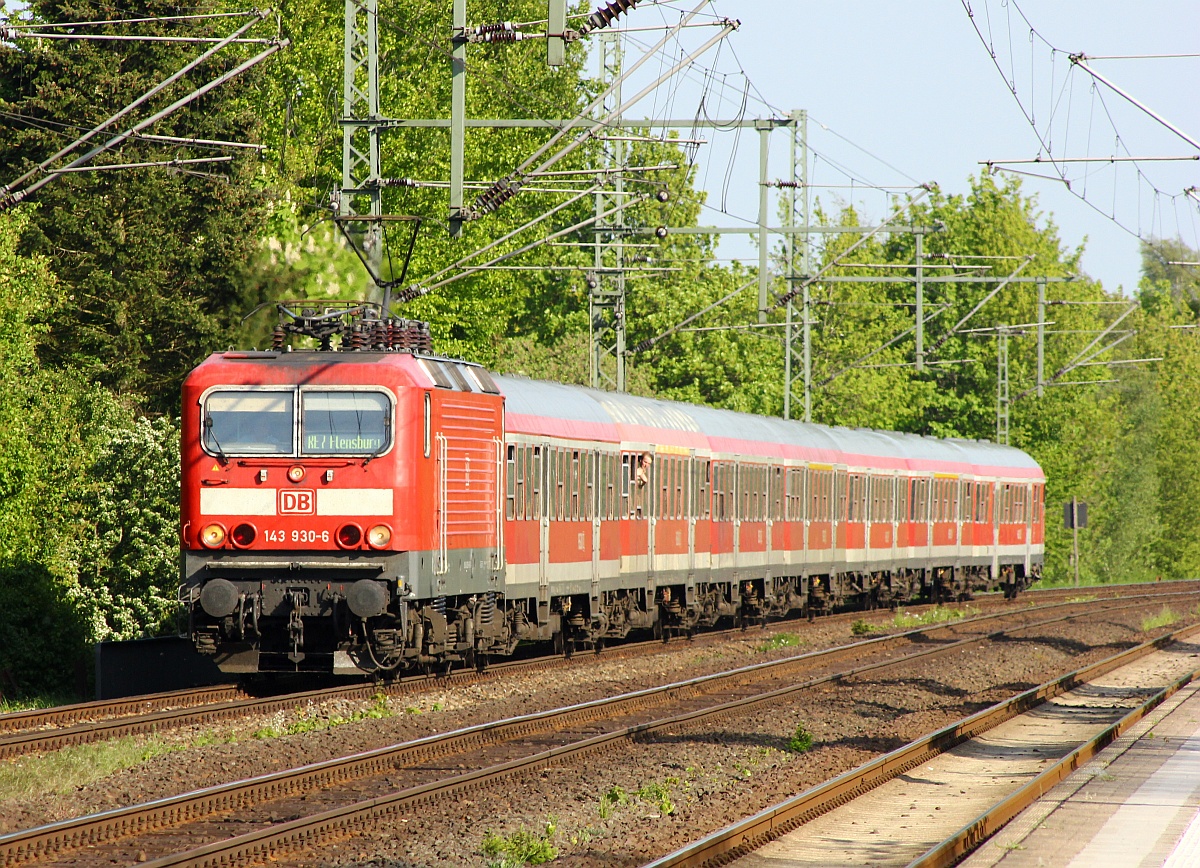 DB Regio Kiel 143 930-6 mit dem RE7 aus Hamburg kommen hat hier Einfahrt in Schleswig. 22.05.2015
