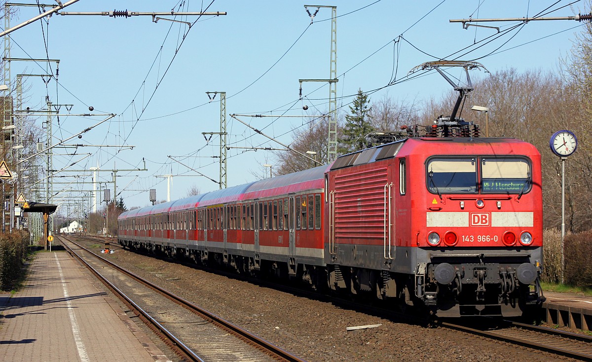 DB Regio Kiel 143 966-0(Unt/LD X/16.02.09, Verl/AK/16.02.16)als Schublok des RE7 verlässt hier gerade Jübek Richtung Flensburg. 06.04.2015