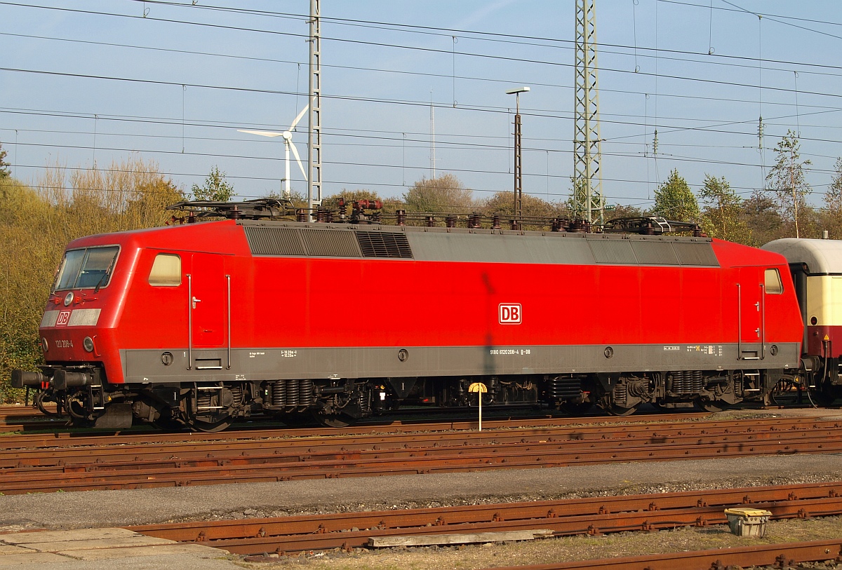DB Regio NRW Aachen 6120 208-4(REV/MH/03.09.2010)steht hier in der warmen Oktobersonne am 02.10.2011 im alten Bw Bereich in Flensburg-Peelwatt und wartet auf ihre Rückfahrt nach Köln(üaV).