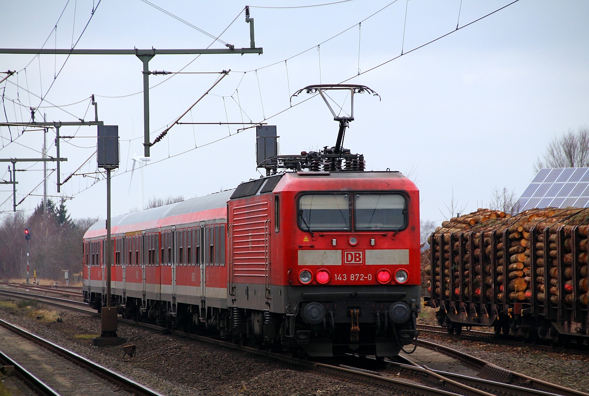 DB Regio SH 143 872-0 schiebt hier eine RB nach Flensburg aus Jübek raus. 22.02.2014
