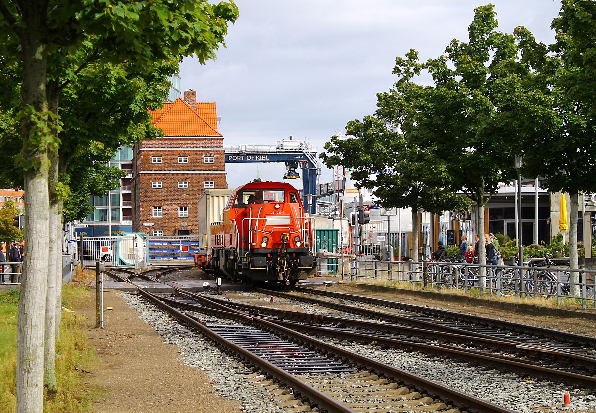DB Schenker 261 030-1(REV/VTLT/08.04.2011)drückt hier ein paar Tragwagen am Schwedenkai Richtung Fähre. Kiel 05.09.2015