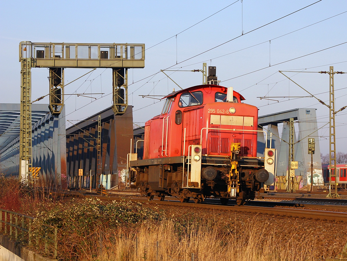 DB Schenker Rail Hannover 3295 042-6(REV/BCS X/14.05.08, Verl/AM/04.05.15)dieselt hier an den Süderelbebrücken Richtung Hamburg-Harburg an den Fotografen vorbei. 06.02.2015