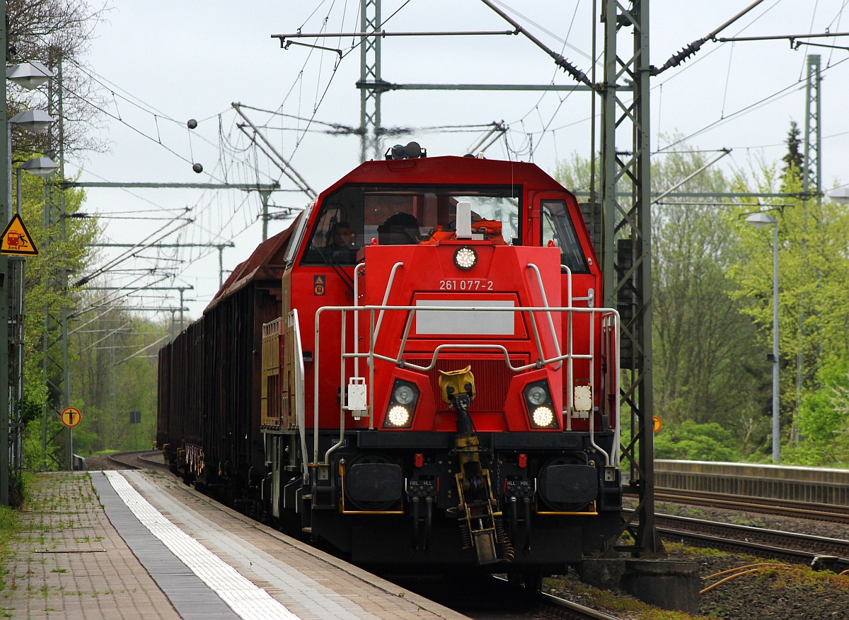 DB Schenkers 261 077-2 mit einer kurzen Übergabe für Jübek oder Flensburg aus Neumünster kommen bei der Durchfahrt in Schleswig. 04.05.2015