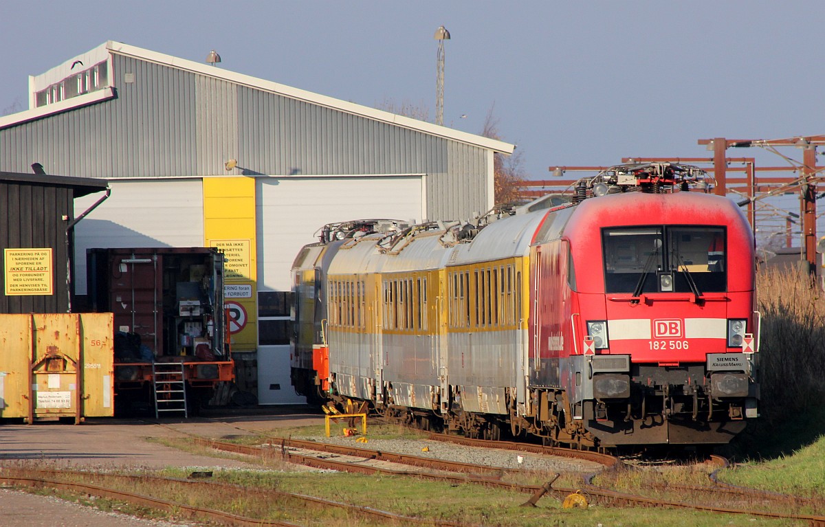 DB Systemtechnik 182 506 mit dem Messzug und der Hector 242.502 abgestellt vor der CFL Werkstatt in Padborg. 17.11.18