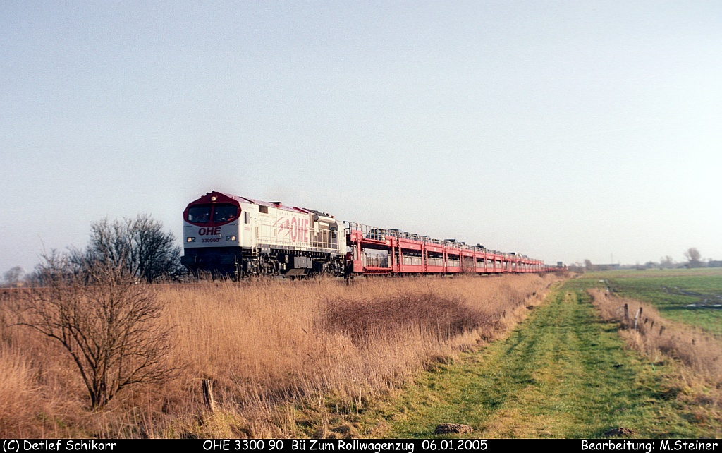 DB Testwochen OHE 3300 90 am Bü Zum Rollwagenzug 06.01.2005. Heute ist die Lok als V330.5 (1250 008) bei der HVLE im Einsatz.(DigiScan 025)