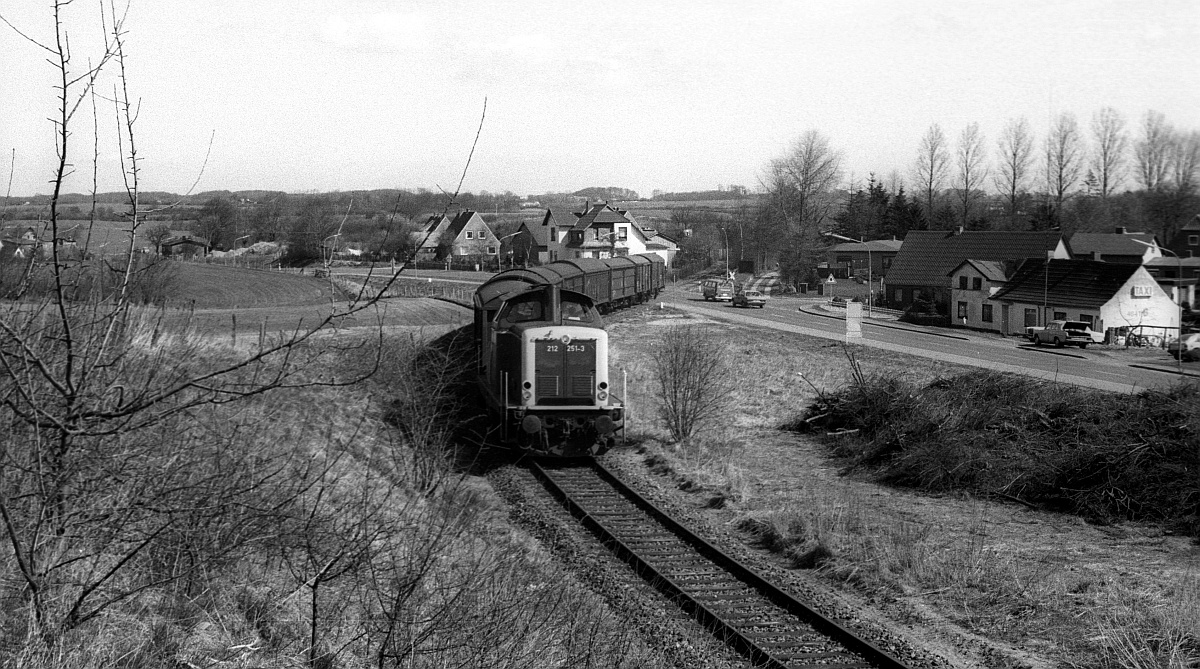 DB V 100 2251/212 251-3 Einfahrt Süderbrarup 14.04.1982