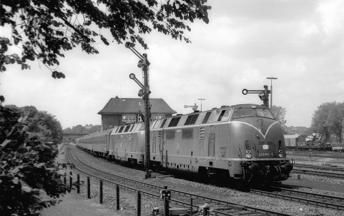 DB V 200 014 + V 200 051 mit D 333 Ausfahrt Flensburg 05.06.1981