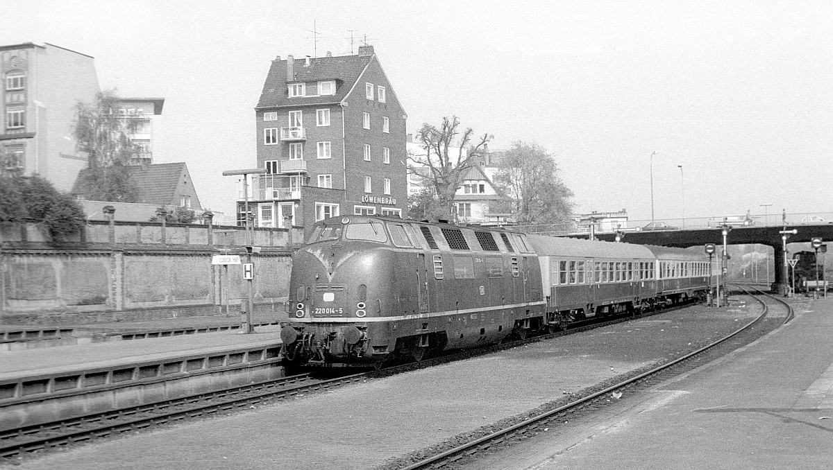 DB V 200 014 Einfahrt Lübeck Hbf 04.05.1984