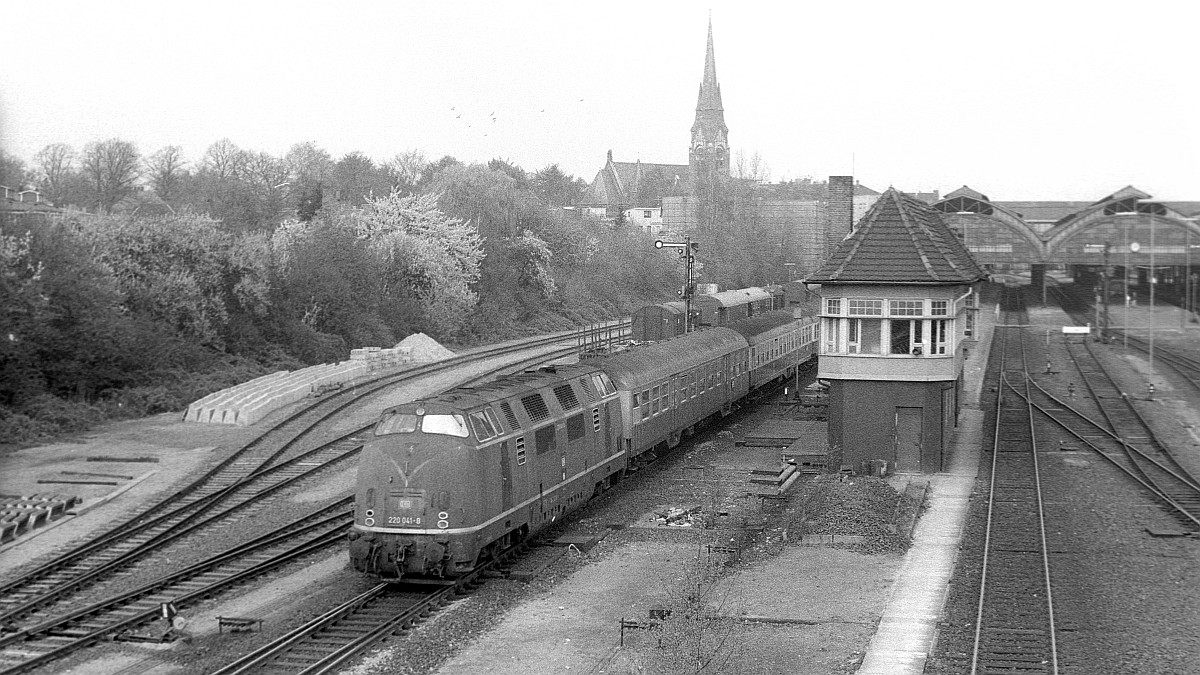 DB V 200 041/ 220 041-0 Ausfahrt Lübeck Hbf 04.05.1984