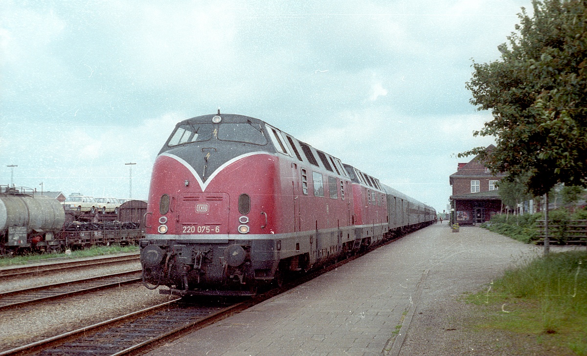 DB V 200 075 + V 200 076 mit D 332 Pattburg/DK 07.06.1981