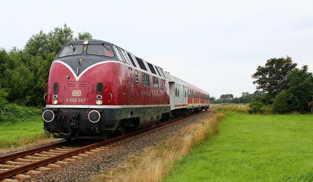 DB V200 007 mit neg Zug nach Dagebüll, Kronkoogsdeich 04.08.2012