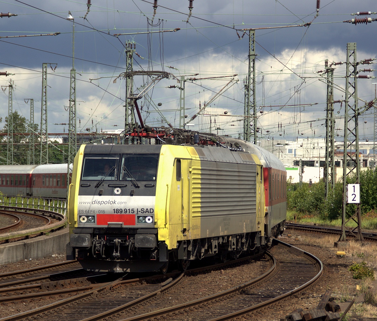 DB/MRCE 189 915-2 hat hier mit einem Autozug aus Italien Einfahrt in den Bhf HH-Altona(üaVinG). 15.07.2012