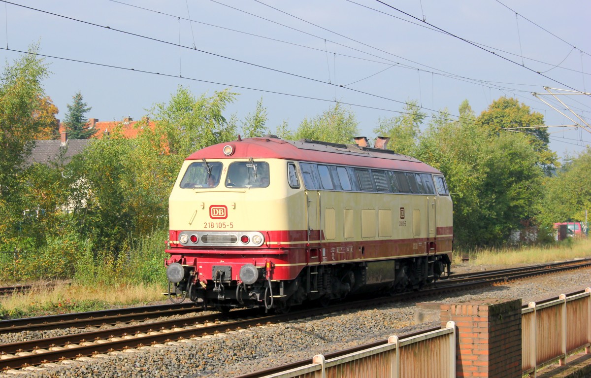 DB/NeSa 218 105-5(REV/HB X/16.04.10, Verl/TR/16.04.18) eine alte  Flensburgerin  zu Gast im Norden. Hier dieselt sie gaaaaanz langsam durch Schleswig. 22.09.2017