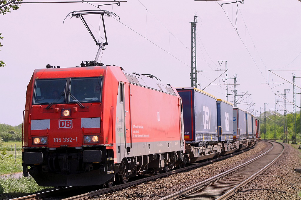 DBS/RSC 185 332-1 mit dem DSV/VanDieren KLV aufgenommen am Bü Jübek-Nord. 02.06.2013