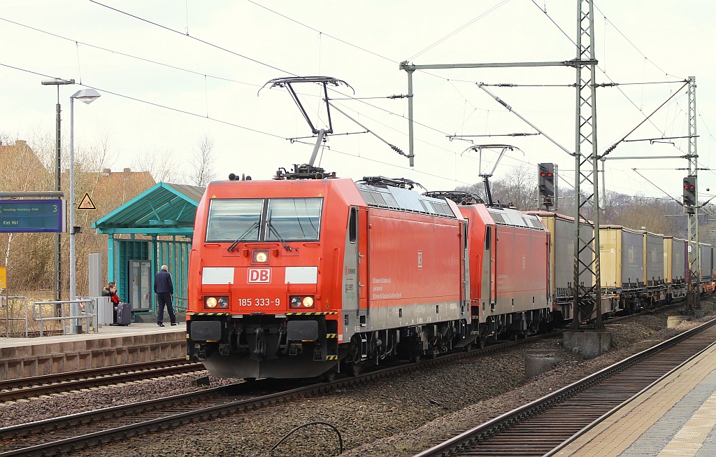 DBS/RSC 185 333-9 und 329-7 mit langem Norfolk/Samskip-KLV bei der Durchfahrt in Schleswig. 07.04.2013