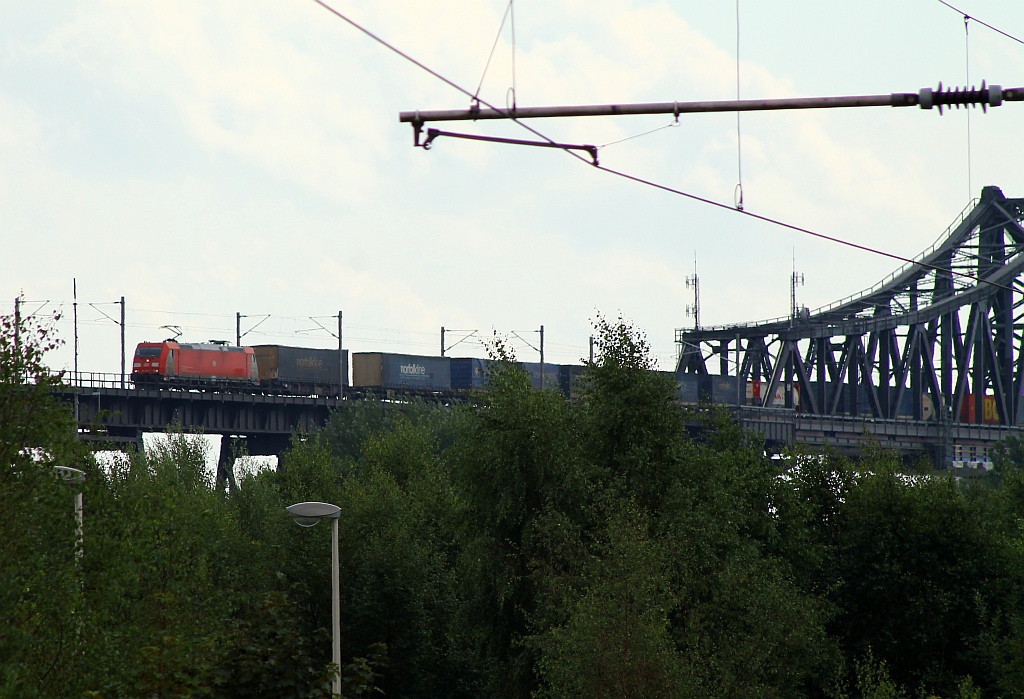 DBS/RSC 185 334-7 mit dem Samskip/VanDieren KLV auf der Rendsburger Hochbrücke(aufgenommen vom Bahnhof). 04.08.2013