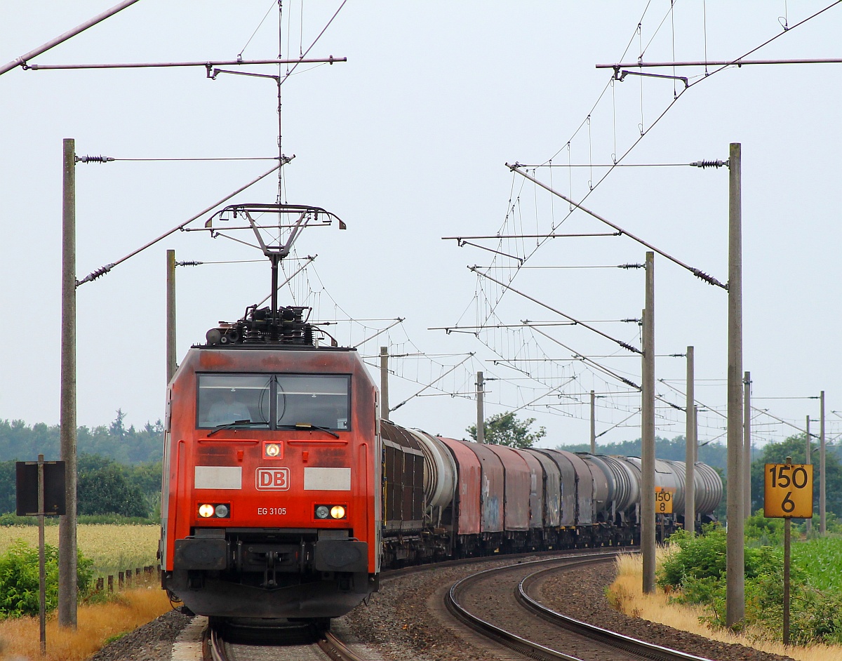 DBS/RSC EG 3105 fährt nach kurzem Halt wieder an, festgehalten am Bü Jübek-Nord am 03.07.2014